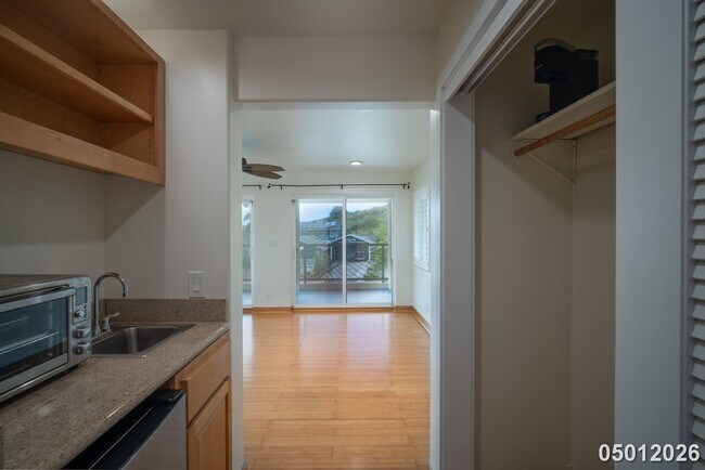 Building Photo - Available Now! Studio / 1 BA / 1 Parking stall in Kailua