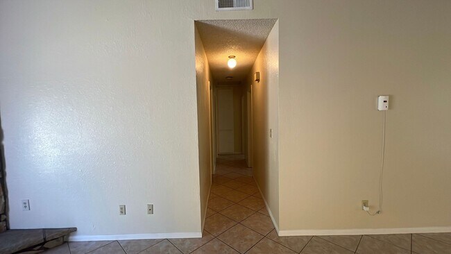 Building Photo - East Lancaster Home