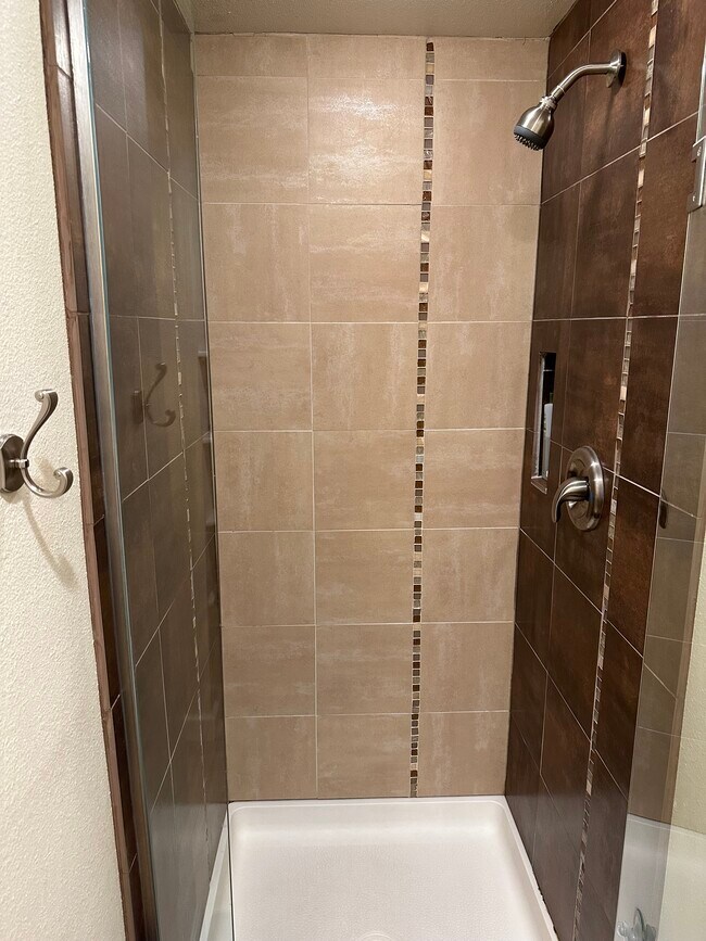 renovated bathrooms - 352 Goldco Cir