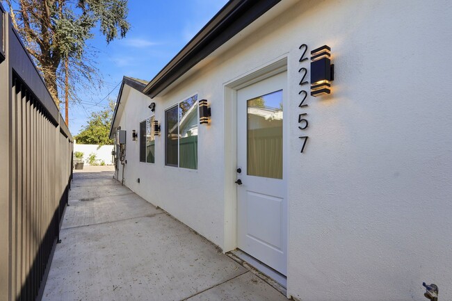 Building Photo - Luxury Newly Built 2 Bed, 2 Bath Home with Private Yard, Walk-In Closets & High-End Bespoke Kitchen