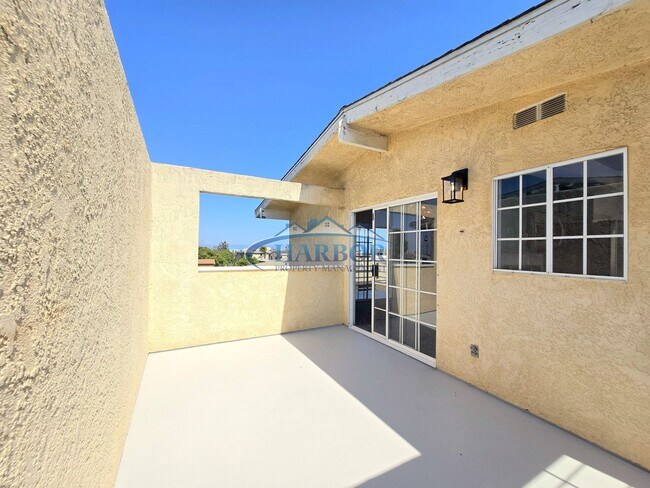 Building Photo - Beautifully Updated 3-Bed, 2-Bath Townhome