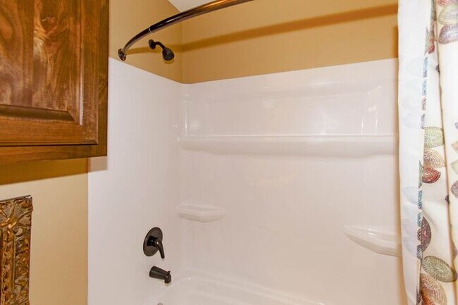 Building Photo - Available Now! 3 Bed 2 Bath Duplex in West...