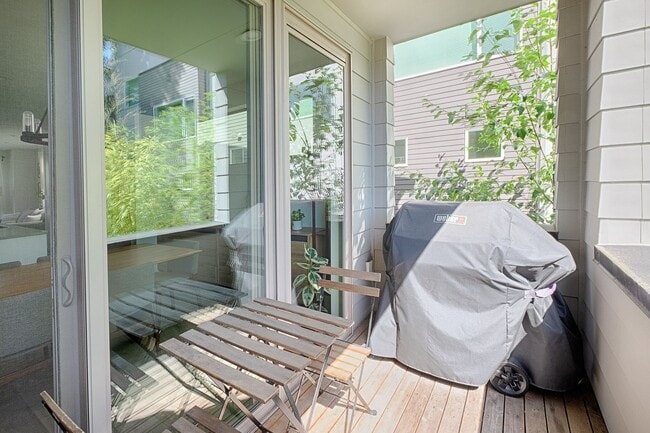 Building Photo - Impeccable Designer Townhome
