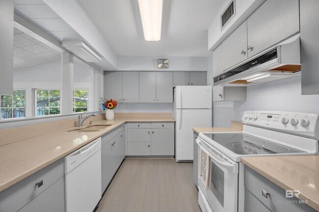 Building Photo - 252 South Dr