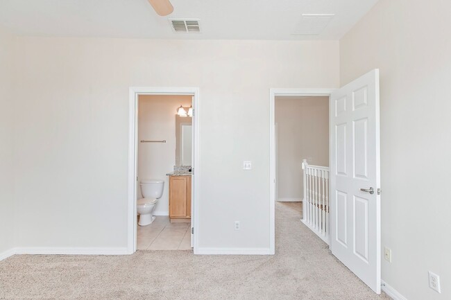 Building Photo - LEASING INCENTIVE!!!!!Gorgeous 3 Bed Townh...