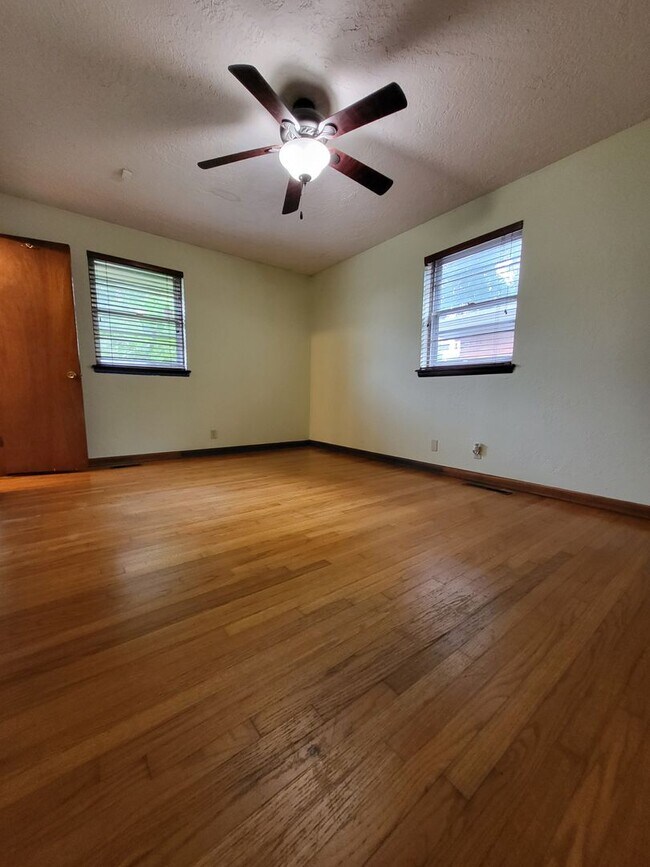 Building Photo - (3) Bed/(2) Bath in Core Norman!