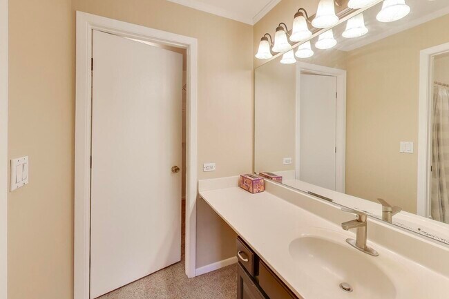 Building Photo - 2122 Southwind Cir