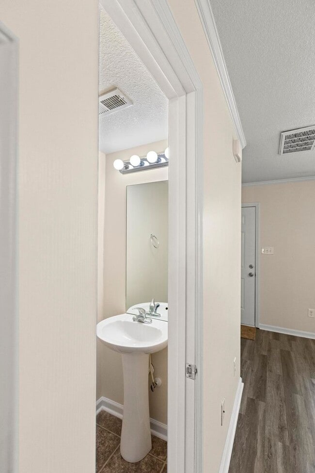 Building Photo - Adorable townhome with beautiful upgrades!