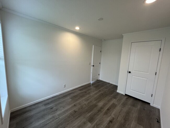 Building Photo - 9 Swan Ln