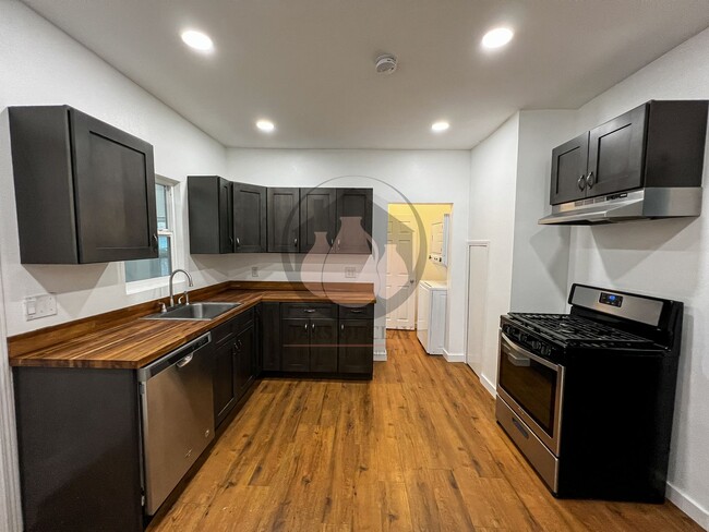 Building Photo - Adorable Craftsman Home in SE Salem