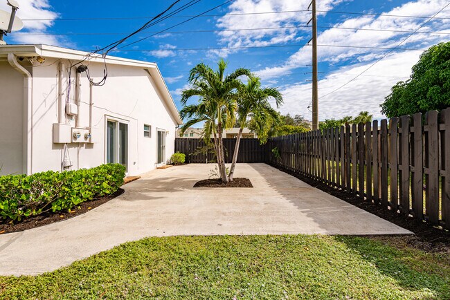 Building Photo - 121 SW 2nd Ave