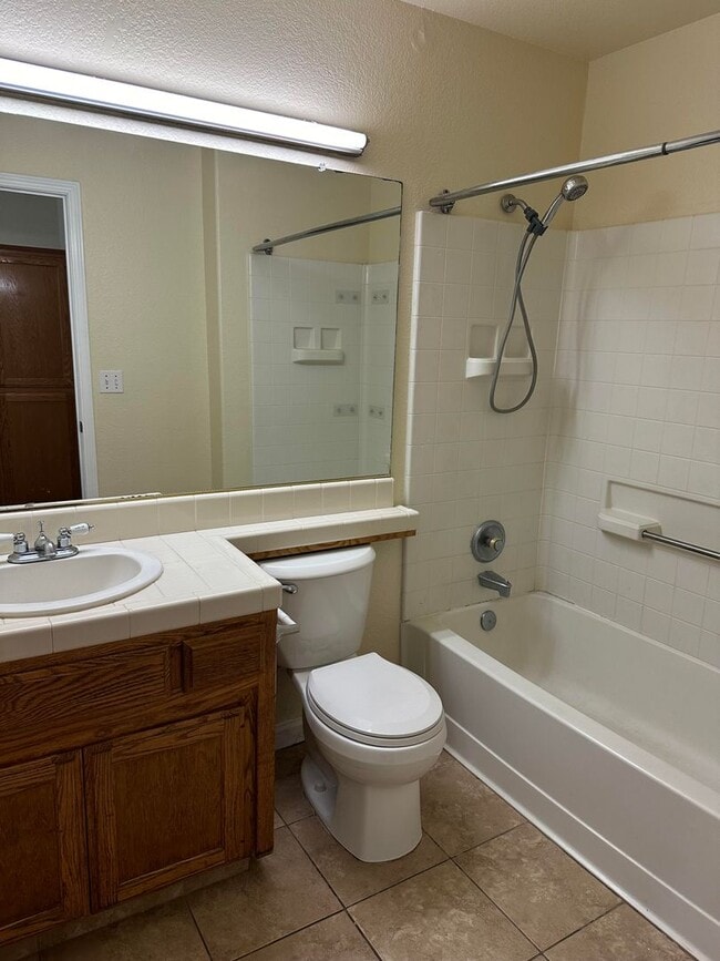 Building Photo - 3/2 Granville in NW Fresno. 3 car garage a...