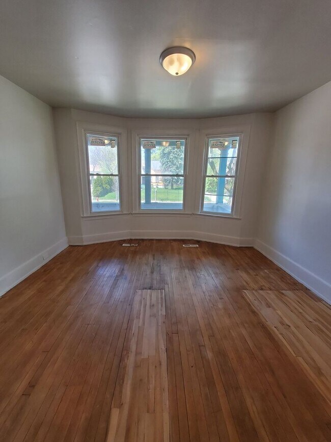 Building Photo - 223-225 E Burleigh St. (Duplex)