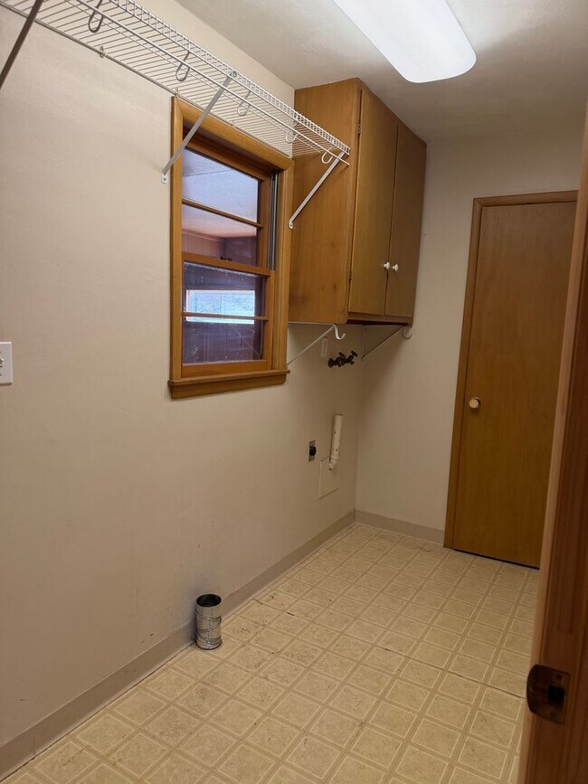 Building Photo - 3 bedroom, 2 bathroom, 2 car garage hom for rent