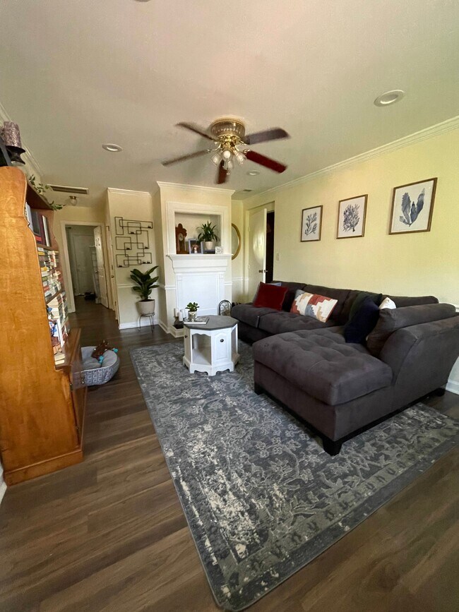 Building Photo - 3930 Azalea Dr