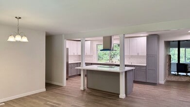 Building Photo - 4 Bedroom home + Yard - Issaquah Schools