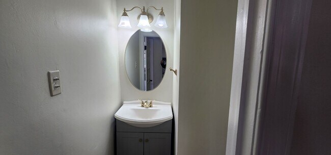 Building Photo - Beautiful and Spacious Wallingsford 4 Bedr...