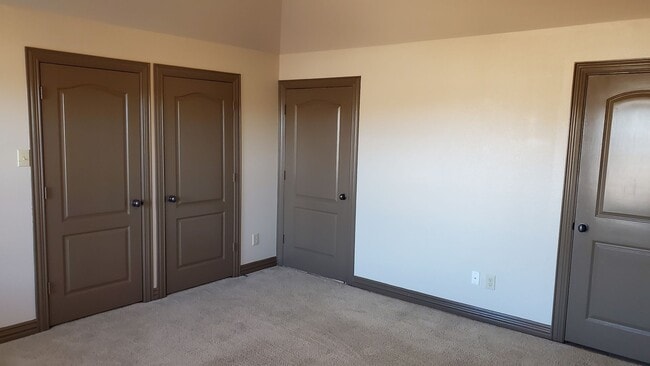 Building Photo - 1621 Colonial Dr