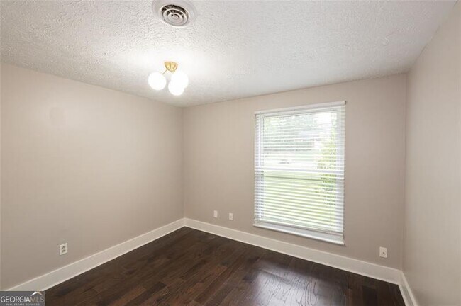 Building Photo - 1135 Worthington Hills Dr