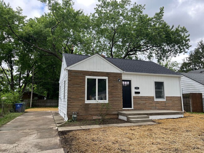 Building Photo - **REMODELED 2-BEDROOM HOUSE IN NORTH COLUMBUS!!**