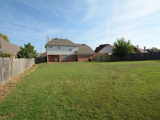 Building Photo - 3 Bedroom with Bonus Room, 2.5 Bathroom Ne...
