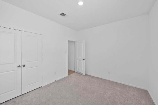 Building Photo - 807 Heaven Dr