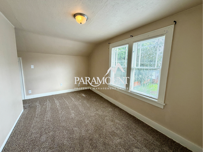 Building Photo - 3 Bedroom with Detached Garage and Office!