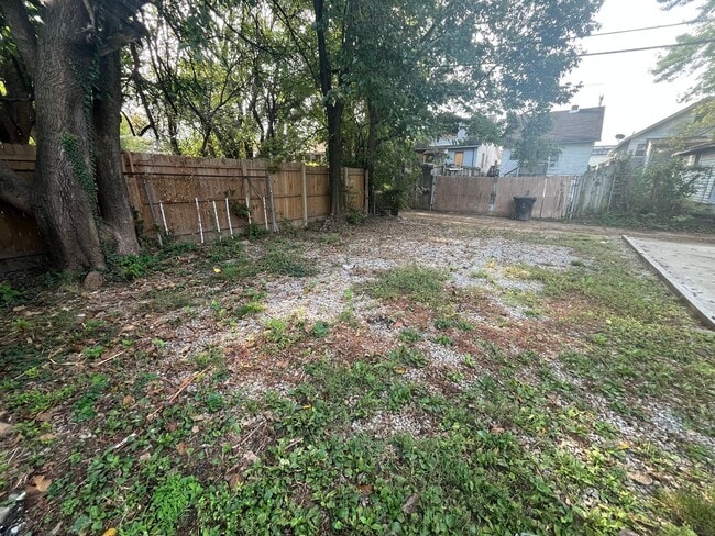 Building Photo - 1792 W Gaulbert Ave