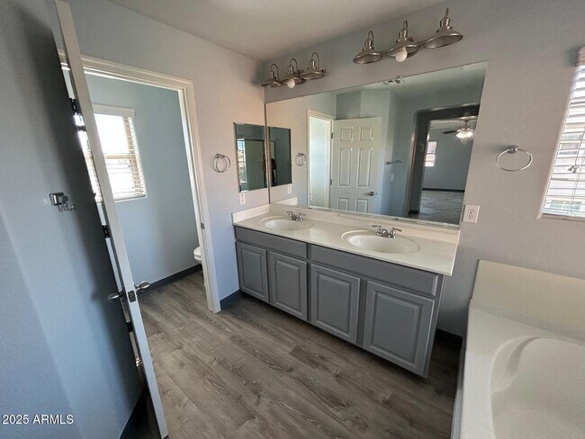 Building Photo - 869 E Doral Ct