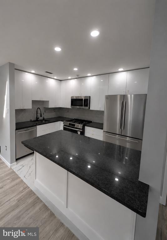 Building Photo - 810 Diamond Dr