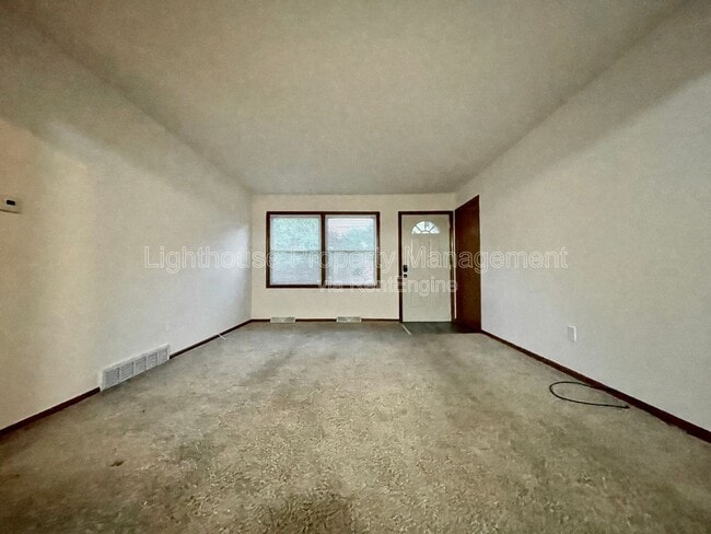 Building Photo - 1348 Carriage Hill Dr SE