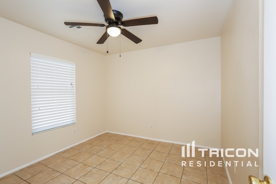 Building Photo - 1300 Golden Apple St