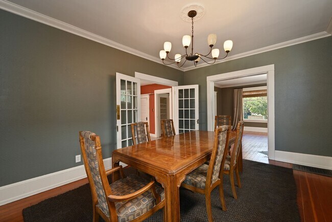 Building Photo - Charming & Spacious 4-Square 3 BR/1.75 BA ...