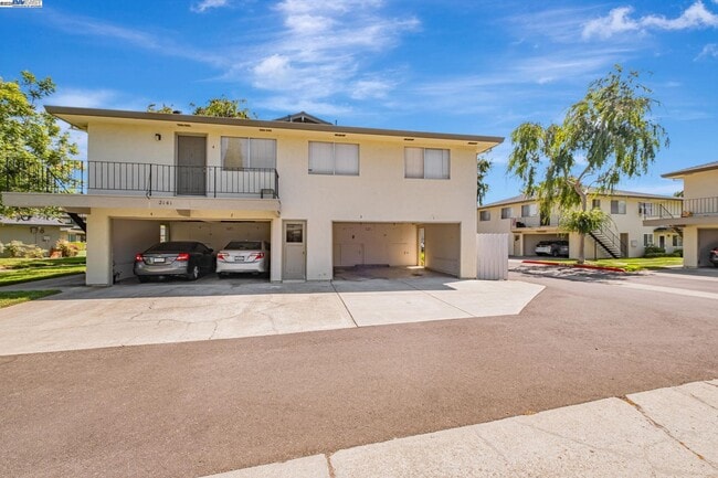 Building Photo - 2141 Swan Ct