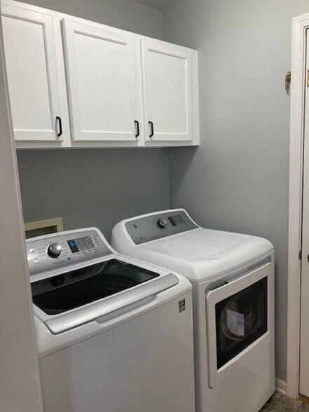 Laundry Room 7x5 with Ceramic Tile - 404 9th Cir SE