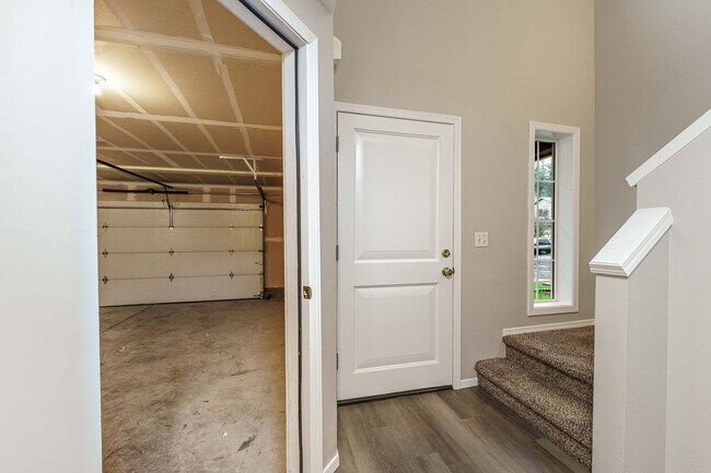 Building Photo - Recently Updated 3 Bedroom 2.5 Bath Duplex - Located in Convenient Hazel Dell Neighborhood