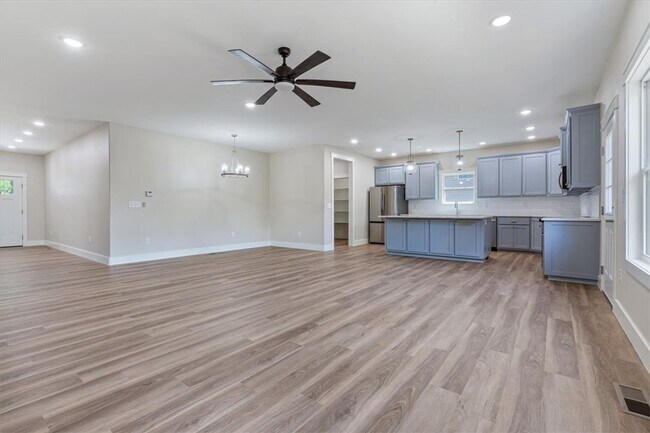 Building Photo - 28 Fleetwood Dr
