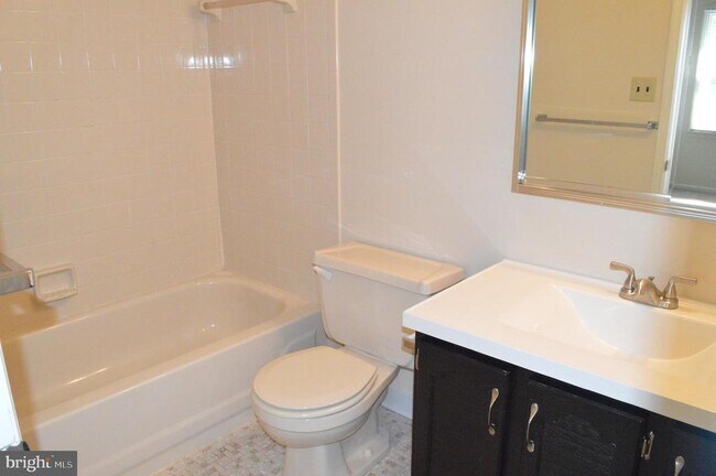 Building Photo - 422 Briar Creek Dr