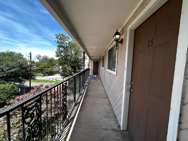 Building Photo - 1010 W 23rd St