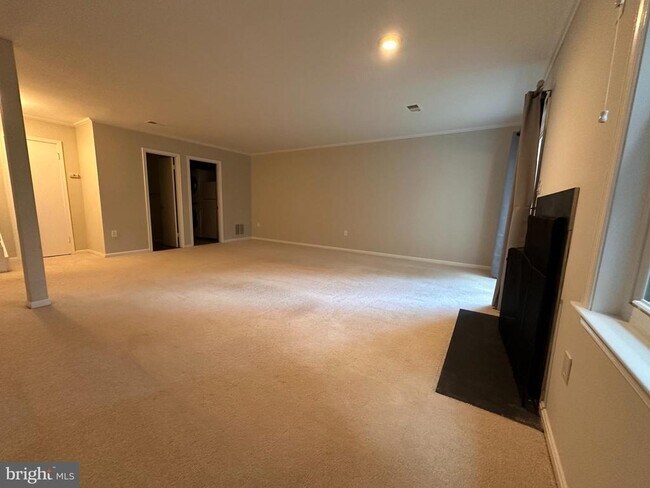 Building Photo - 13 Carriage House Cir