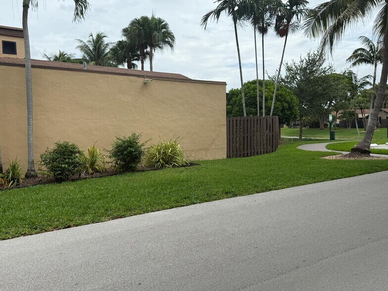 Private backyard lakefront has privacy with a wooden fence - 13169 SW 91st Ct