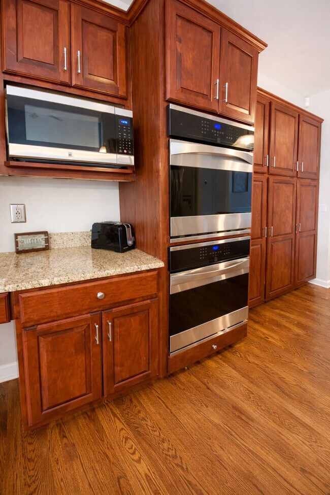 Building Photo - 10301 Rougemont Ln