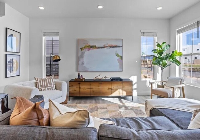 Building Photo - 3 Bedroom Desert Color Townhome!!