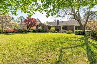 Building Photo - 702 Robert E Lee Dr