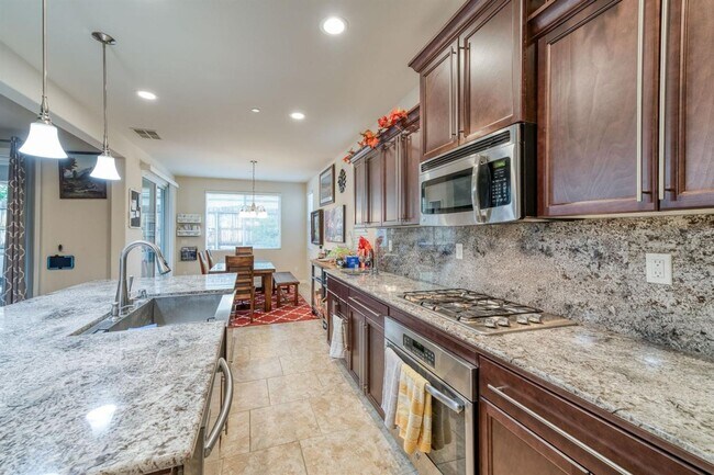 Building Photo - Beautiful 5 bedroom / 4 bath near Clovis East