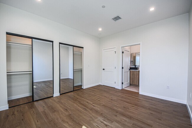 Building Photo - Ultra-Luxury Brand New 2 bed/2.5 bath and ...
