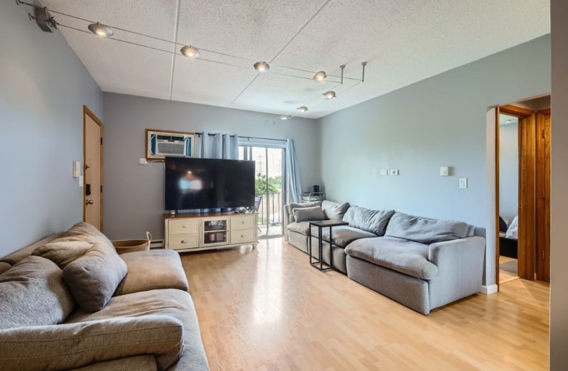 Building Photo - 953 N Rohlwing Rd