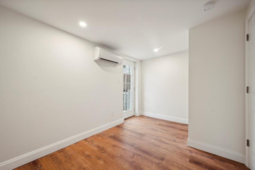 2nd floor. - 344 N Sloan St