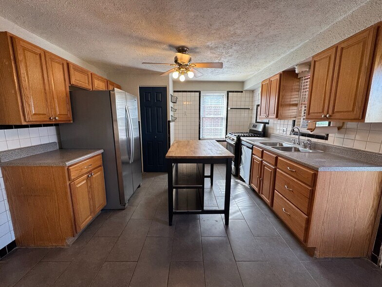 Building Photo - 6621 Marmaduke Ave