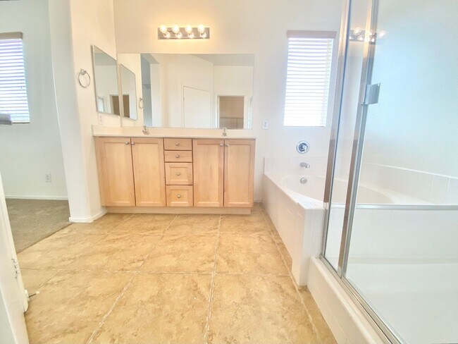 Building Photo - CUTE 3 BEDROOM / 2.5 BATHROOMS, TOWNHOME W...